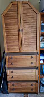 Obyčejné i luxusní skříně, stůl. - 4