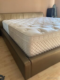 Postel s matraci a nočními stolky - 4