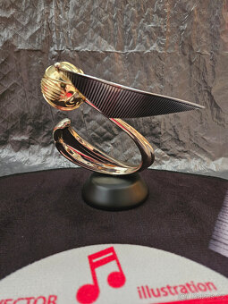 Harry Potter – soška Zlatonka na podstavci "Golden Snitch - 4