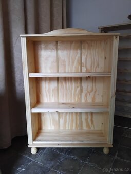 Prodám z masivu knihovnu,komodu... - 4