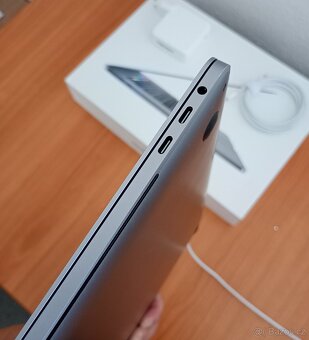 MacBook Pro 15" 6xCore i7 16 RAM 256 SSD TOP STAV - 4
