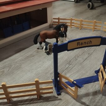 Dřevěná stáj pro koně - 4