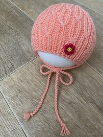 Ručně pletená dětská čepice 0-3 měs. různé barvy - 4