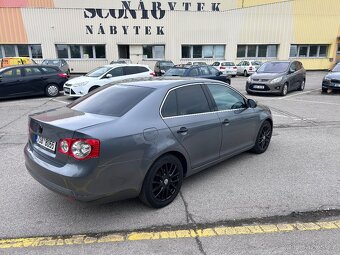 Volkswagen Jetta 2.0 FSI Sportline - 4