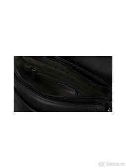 Černá kabelka s prošívanou klopou - 4