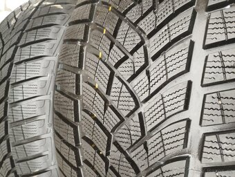 Goodyear UltraGrip Performance 295/35 R21 107V - 4