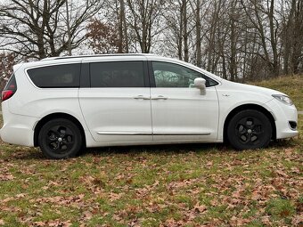 Chrysler Pacifica - 4