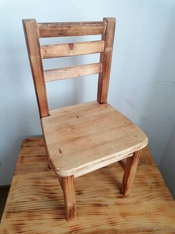 Dřevěný stůl a 2 židle - 4