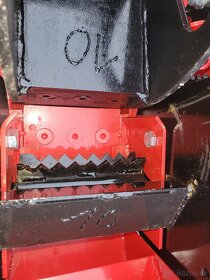 Bubnový štěpkovač na větve - 2 komíny: na vlek a do big bagu - 4