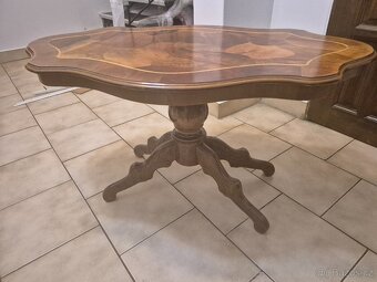 Stolek s intarzovanou kresbou - 4