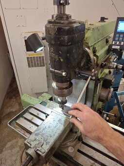 Malá nástrojařská frézka 675P - 4