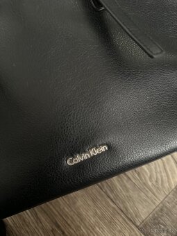 Calvin Klein černá kabelka – elegantní a prostorná - 4