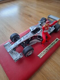 Model formule 1 Michael Schumacher 2003 chrom, Hotweels 1:18 - 4