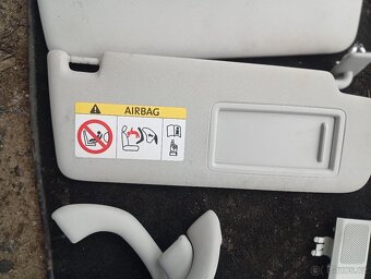 ŠKODA OCTAVIA 3 STÍNITKA A DRŽÁKY NA STROPU AUTA - 4