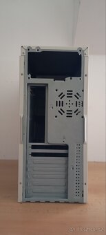 Starší PC skříň s DVD mechanikou a disketovou jednotkou - 4