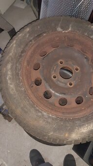 Prodám zimní pneu Goodyear Ultragrip 185/65/14 s disky - 4