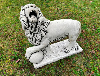 Lvi z betonu - levý + pravý / pár / - 4