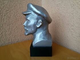 Busta V. I. LENINA z kovu, na podstavce. - 4