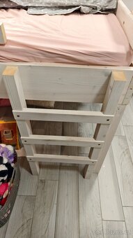 Prodám vyvýšenou dětskou postel 140x200 dělanou na zakázk - 4
