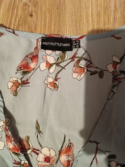 plisované šaty PrettyLittleThing - 4