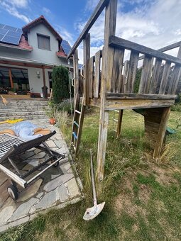 Dětská dřevěná prolézačka se skluzavkou, lanem a houpačkou. - 4