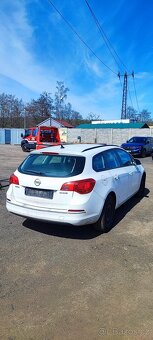 Opel Astra J 1.6 CDTi - 4