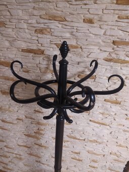 DŘEVĚNÝ VĚŠÁK - 4