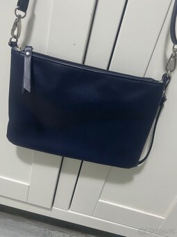 Tmavě modrá crossbody kabelka - 4
