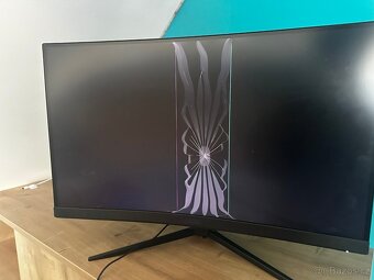 MSI G27CQ4 E2 – 27″ herní zakřivený monitor (rozbitý display - 4