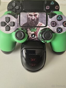 PlayStation 4 + dva ovladače + dvě hry - 4