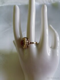 Zlatý starožitný prsten s pravým korálem - 4