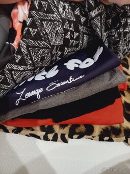 Balík oblečení S/M daruji za odvoz - 4