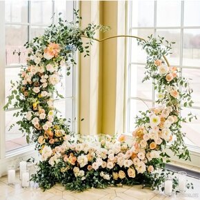 Zlatá slavobrána / oblouk na balónky, květiny - tvar srdce - 4