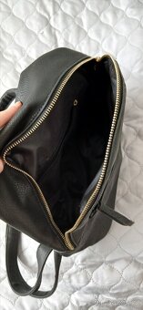 Koženkový dámský batůžek - 4