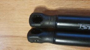 Prodám plynové vzpěry do kufru Octavia 3 5E5827550G - 4