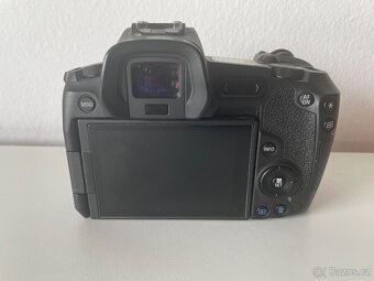 Canon EOS R s příslušenstvím (EF-RF adaptér) - 4