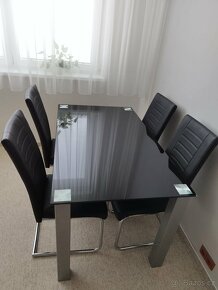 Moderní jídelní stůl se skleněnou deskou - 4