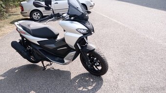Aprilia SR gt 200 - 4