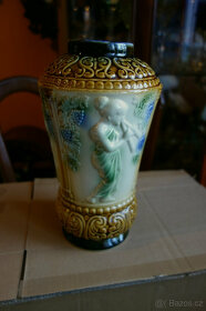 Krásná,stará,keramická,majoliková váza s figurálním motivem - 4