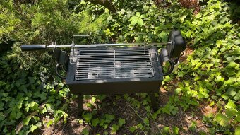 Gril s jehlou a motorkem na otáčení masa - 4