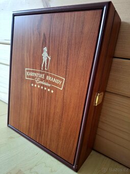 Karpatské Brandy Exclusive 40% 0,7l Nové dřevěný box - 4
