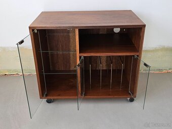 Stará mahagonová skříňka na knihy nebo vinyly. - 4