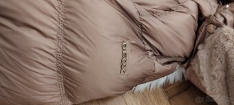 Péřový dámský kabát GEOX. Velikost L (44). - 4