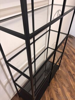 IKEA VITTSJÖ – stylový kovový regál se skleněnými policemi - 4