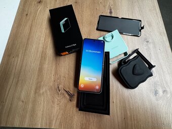 Prodám Samsung Galaxy Z Flip 6 - 4