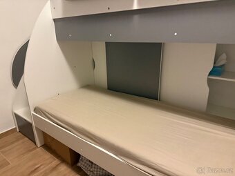 Prodám dětskou patrovou postel s úložným prostorem - 4