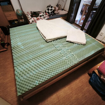 Postel 2x2 m i s matrací - 4