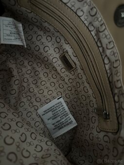 Guess monogram kabelka – ikonická béžovo-hnědá kombinace - 4