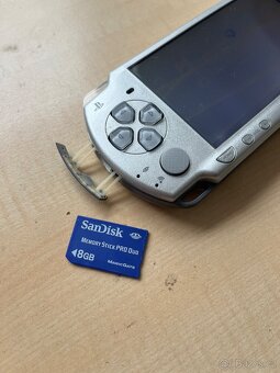 Sony PSP 2000 Ice Silver - 4