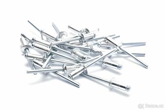 TRHACÍ NÝTY OCEL - 4